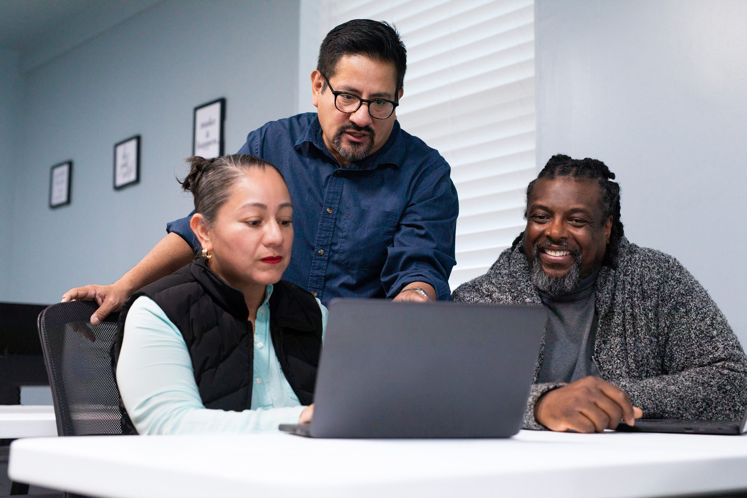 SPECTRUM TO HOST WIFI TROUBLESHOOTING COURSE, PRESENT $20,000 DIGITAL EDUCATION GRANT TO OAK HILL COLLABORATIVE 